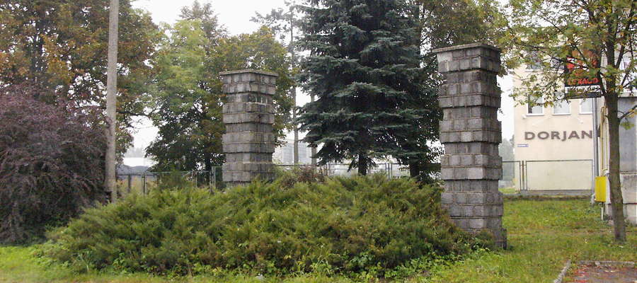 Pozostałość po bramie wjazdowej do posiadłości Komnicka