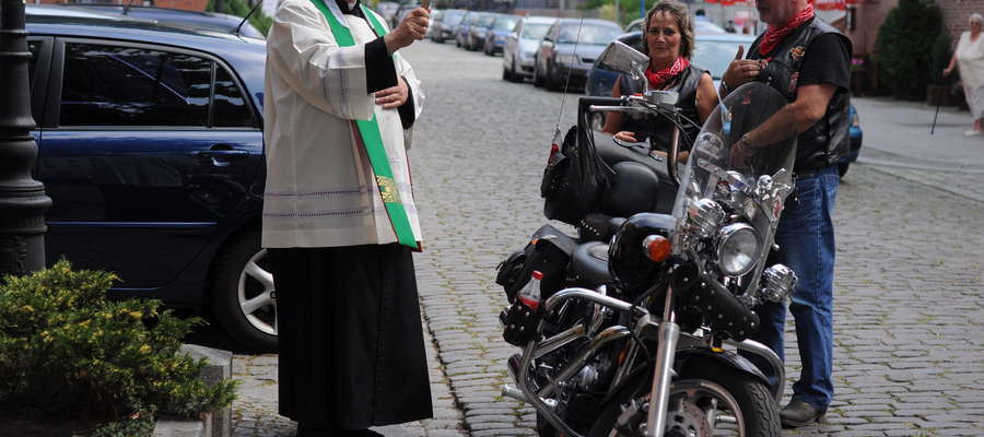Dzisiaj przed katedrę przyjechali również motocykliści