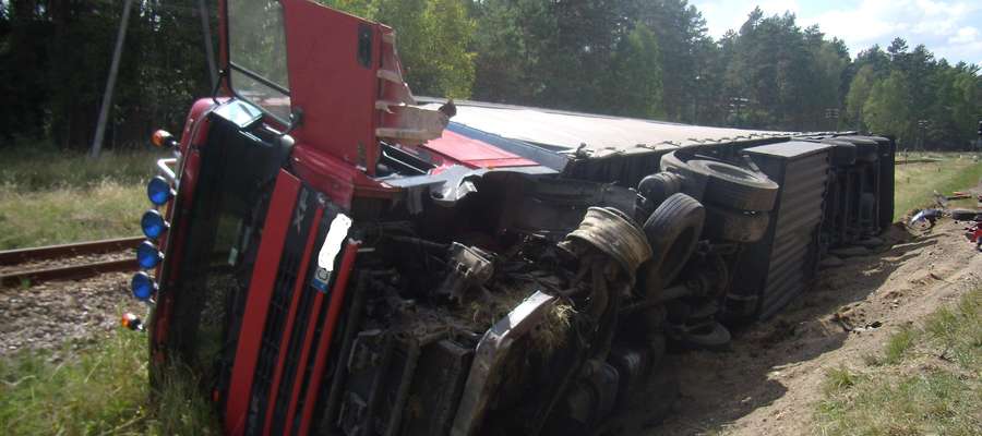 Na trasie Pisz - Ruciane-Nida ciężarówka marki DAF zderzyła się z osobowym mercedesem