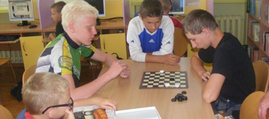 Skupienie towarzyszyło młodym graczom podczas rozgrywek w konkursie na mistrza warcabów.