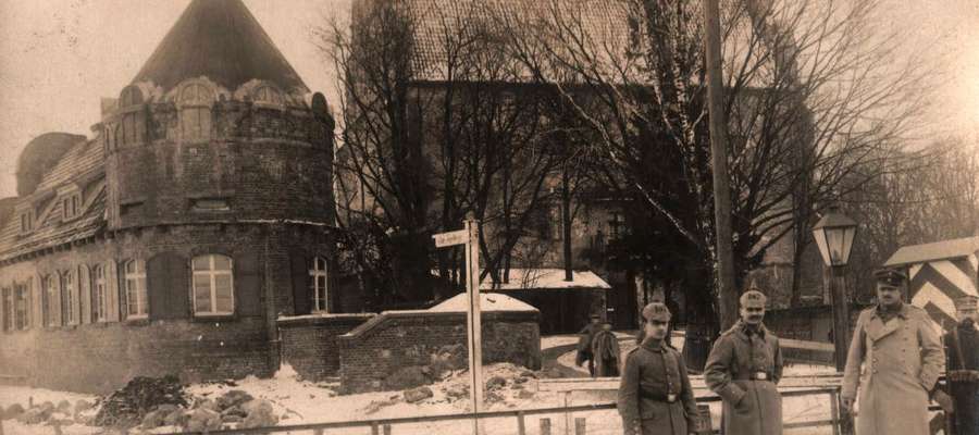 Zdjęcie z okresu I wojny św. przedstawiające posterunek żołnierzy niemieckich na moście obrotowym w Giżycku.