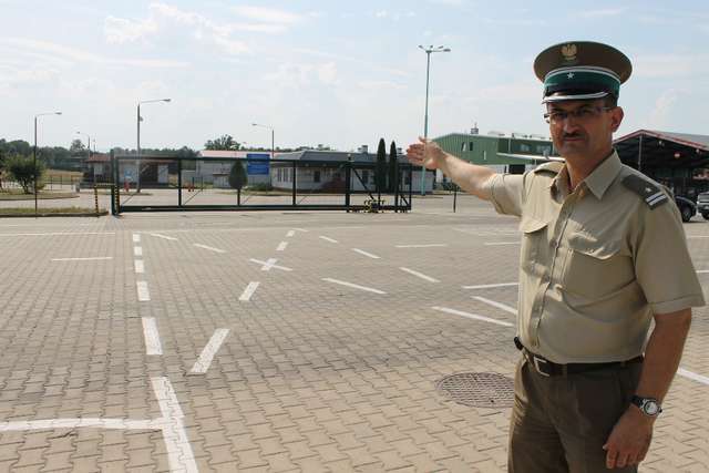 Zastępca komendanta placówki SG w Bezledach mjr Dariusz Pik pokazuje kierunek, jakim poruszać się będą podróżni po uruchomieniu tymczasowego terminala odpraw