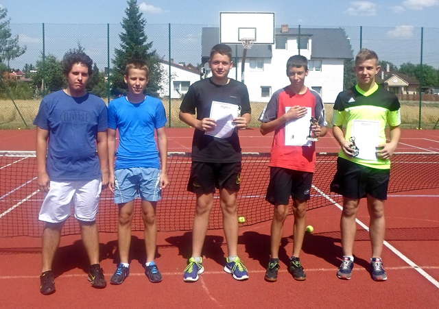 Uczestnicy turnieju tenisa — Patryk Pruchniewski drugi od prawej