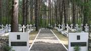 Młodzi Polacy i Ukraińcy wspólnie porządkują polskie cmentarze na Ukrainie
