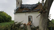 Złamane drzewo uszkodziło kaplicę w Łędławkach