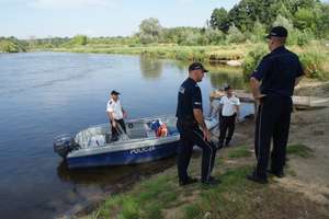 Nietrzeźwy sternik pływał łodzią po Narwi