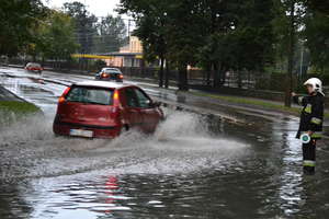 Kilkadziesiąt minut padał deszcz i zalało ulice Ostródy