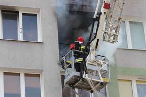 Pożar balkonu na Dworcowej w Olsztynie. Dwie osoby w szpitalu
