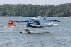 Pokazy akrobacji lotniczych nad jeziorem Niegocin