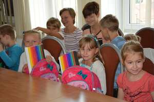 Dzieci z Olecka otrzymały „energetyczne” tornistry