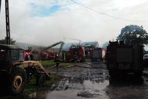 40 strażaków w akcji. Duży pożar w miejscowości Jezioro