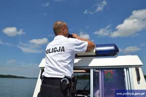 Policjanci pomogli bezpiecznie dotrzeć na brzeg  