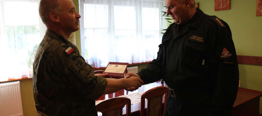 Dowódca 9 Braniewskiej Brygady Kawalerii Pancernej płk. Jan Rydz odwiedził  kierownictwo Komendy Powiatowej Państwowej Straży Pożarnej w Braniewie