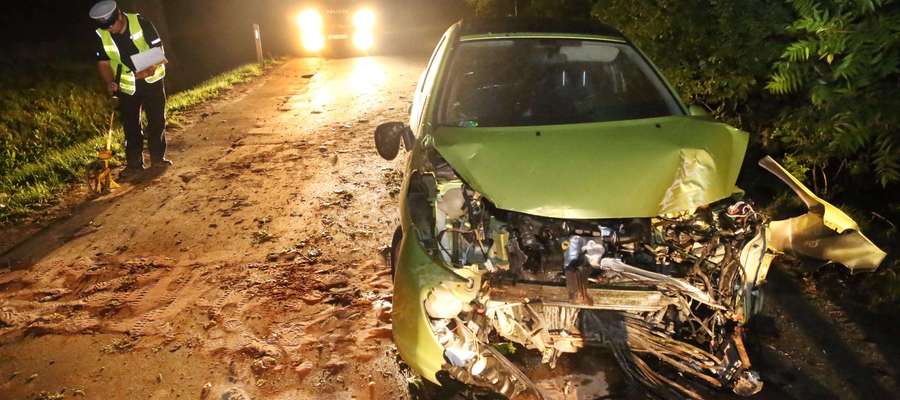 O ogromnym szczęściu może mówić kierowca peugeota z Olsztyna. Około 2:00 jego auto wpadło do rowu i uderzyło w drzewo.