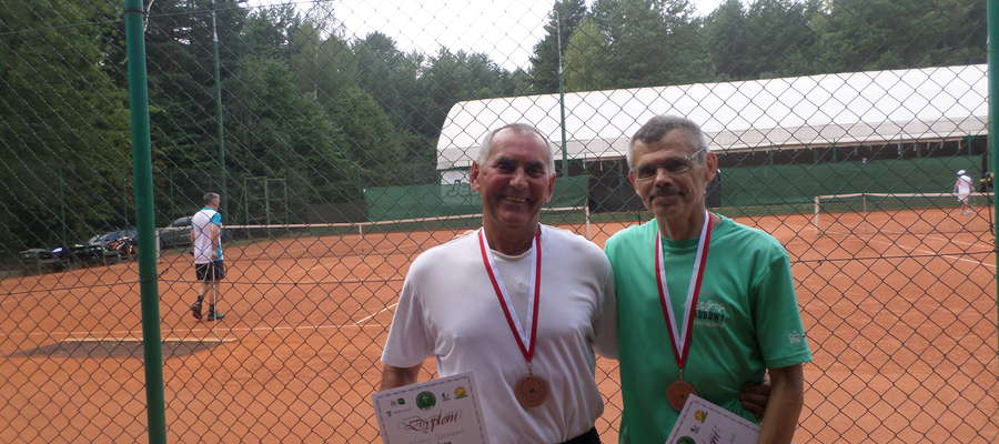 Witold Mocarski (z lewej) z Mirosławem Badurą, czołowym zawodnikiem naszego województwa, z którym wygrał w rywalizacji o trzecie miejsce  .