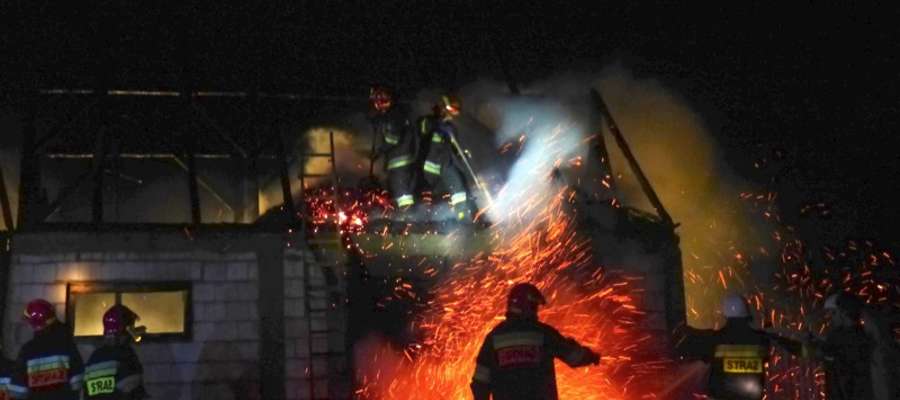 Z pożarem stodoły walczyło osiem zastępów strażaków