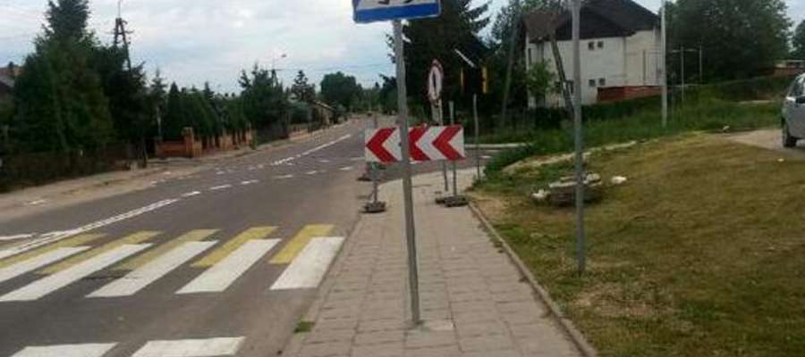 Znaki są dwa, jeden na środku chodnika