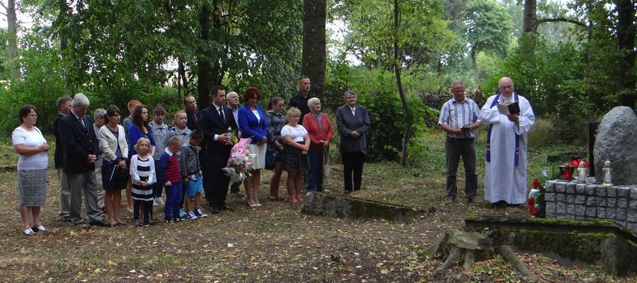 Uroczystość na poewangelickim cmentarzu w Gryźlinach 