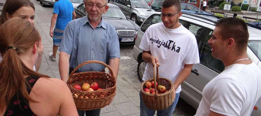 Akcja częstowania jabłkami w centrum Nowego Miasta