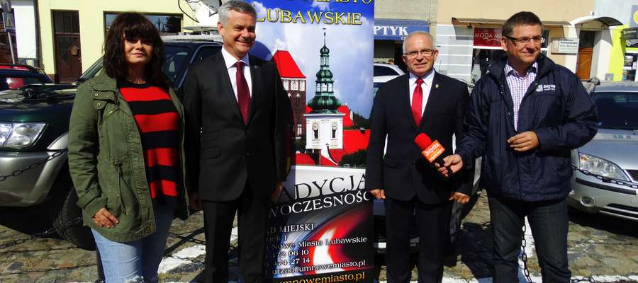 Dziennikarze Radiowej "Jedynki" z burmistrzem Józefem Blankiem i Piotrem Żuchowskim, wiceministrem kultury na nowomiejskim rynku 