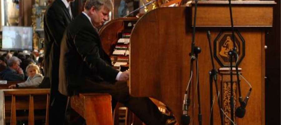 

Każdego roku przed publicznością zebraną we fromborskiej archikatedrze występują znani muzycy, grający nie tylko na organach 