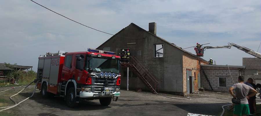 W akcji gaszenie pożaru w Różnowie wzięło udział 12 zastępów straży pożarnych