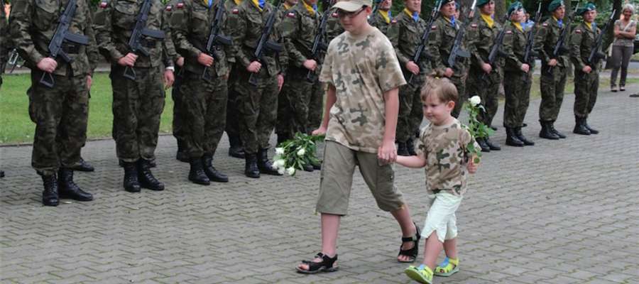 Najmłodsi giżycczanie składają kwiaty pod pomnikiem Żołnierzy AK i Sybiraków
