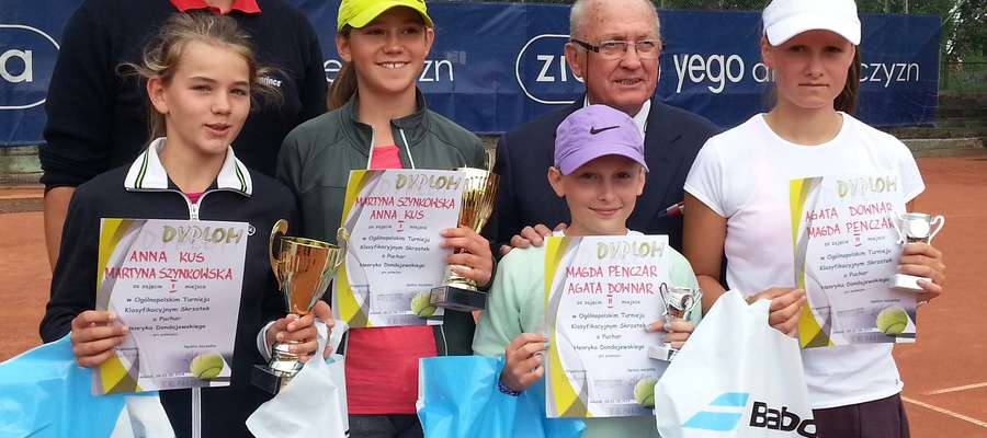 Podczas Ogólnopolskiego Turnieju Skrzatek do lat 12 w tenisie ziemnym Martyna Szynkowska (druga z lewej) w grze podwójnej okazała się najlepsza