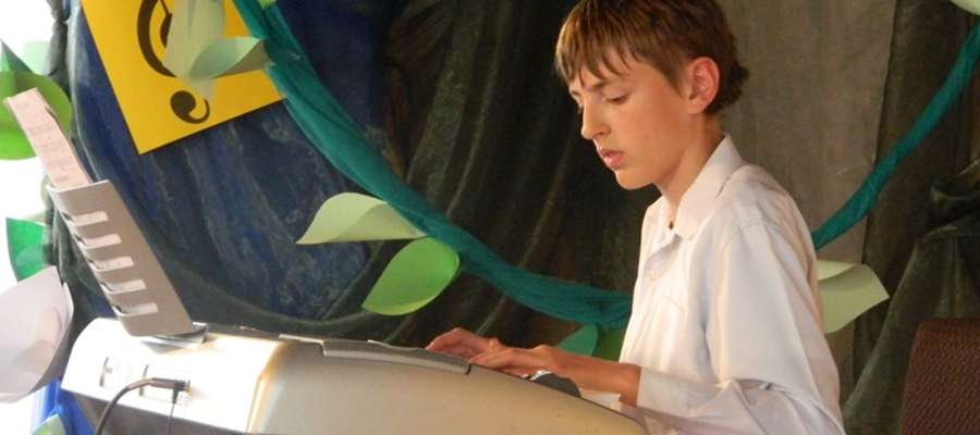 Migawka z zakończenia roku szkolnego 2013/2014 w Ognisku Muzycznym – Tomasz Wiśniewski podczas gry na keyboardzie