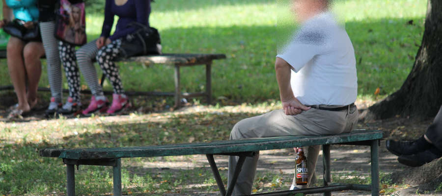 W parku nie jest trudno trafić na miłośników raczenia się piwem pod chmurką.