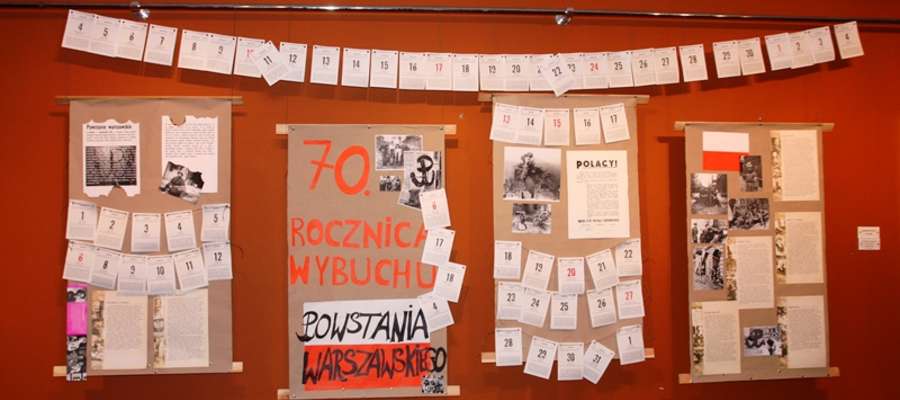 
Wystawa składa się: z informacji, zdjęć i kartek z "powstańczego” kalendarza przywiezionych przez pracowników Klubu z ubiegłorocznej wycieczki do Muzeum Powstania Warszawskiego w Warszawie