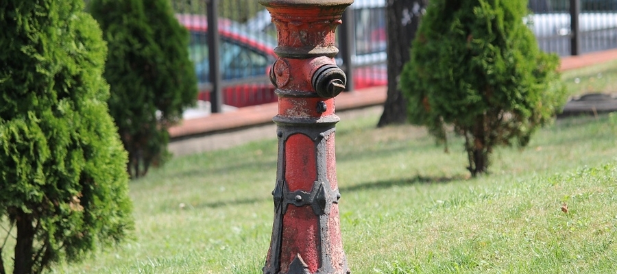 Zabytkowy hydrant na posesji sądu w Bartoszycach. 