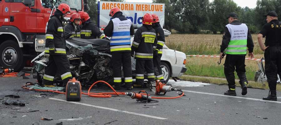 27 lipca tego roku. Kierowca mercedesa zderzył się z tirem na siódemce w Kazimierzowie. Zginął na miejscu