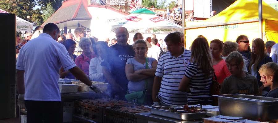 Degustacje dla publiczności podczas ubiegłorocznego Festiwalu Wieprzowiny w Iławie