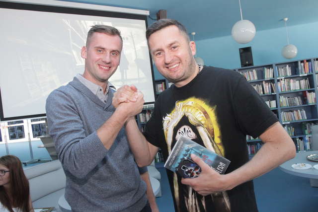 Norbi trzyma sztamę z Jackiem Smółką, kierownikiem biblioteki multimedialnej Planeta 11 w Olsztynie