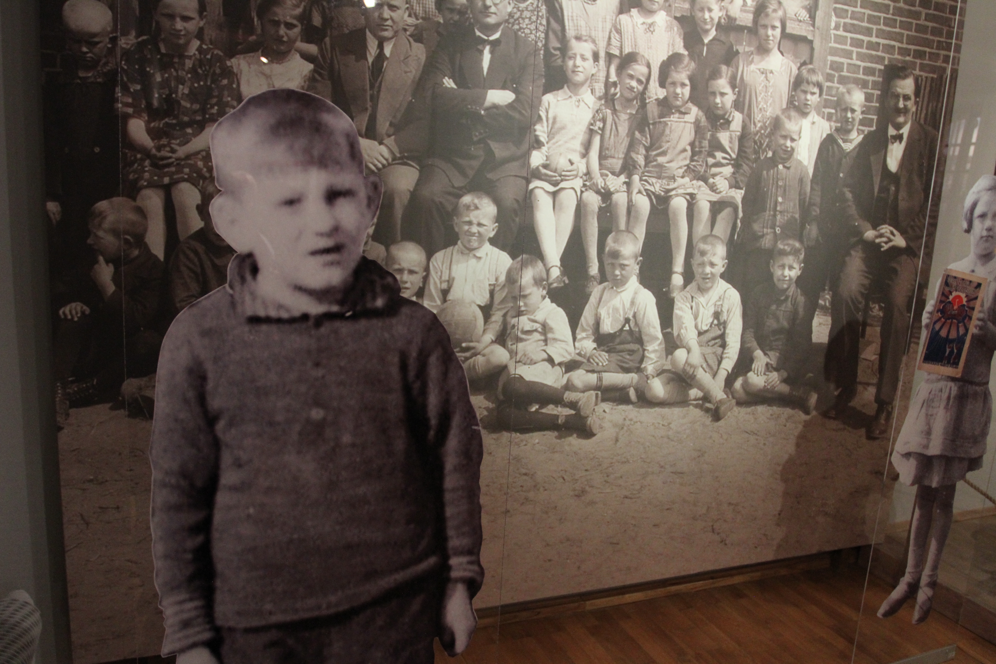 Wrażenie robią archiwalne zdjęcia dzieci i nauczycieli polskich szkół na Warmii i Mazurach