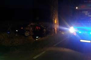Kierowca hyundaia uderzył w drzewo. Pasażer zginął na miejscu