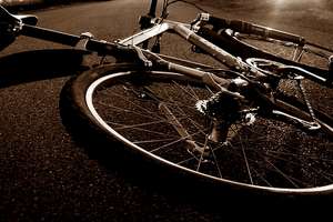 Pijany, zakrwawiony i poobijany rowerzysta jechał całą szerokością jezdni