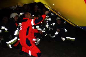 Nocne ćwiczenia lotniczego pogotowia i strażaków 