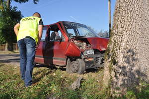 Pijany kierowca zakończył jazdę na drzewie