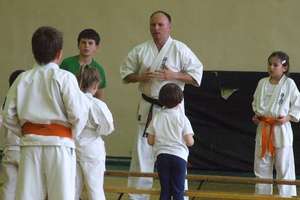 Treningi karate to rozwój motoryki, ale też samodzielności i sumienności