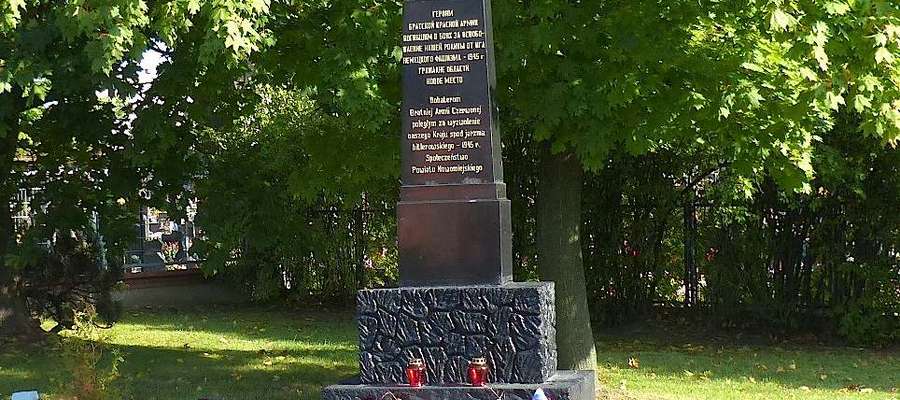 Pod pomnikiem jeszcze leżą kwiaty złożone przez delegację ze Sławska, ale z pomnika znowu zniknęła czerwona gwiazda