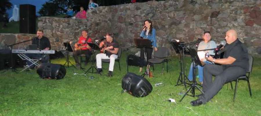 Występ grupy poetyckiej OBOK można było oglądać 30 sierpnia w ruinach nidzickiego zamku