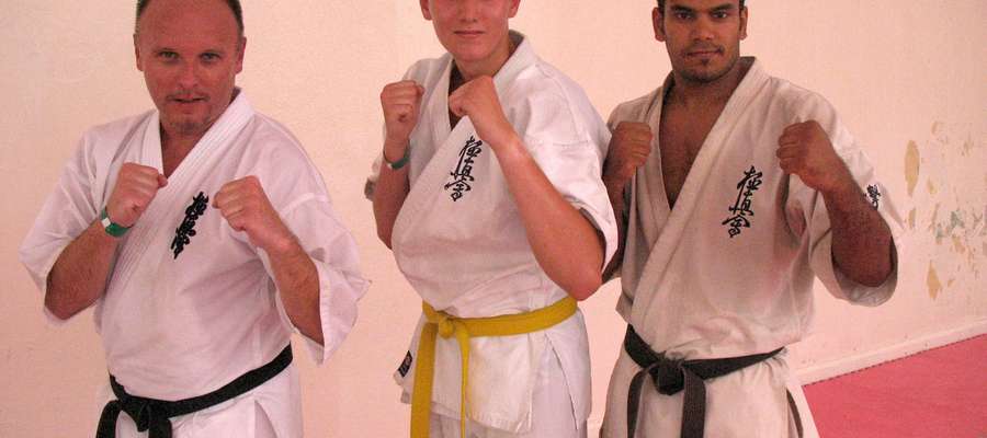 Iławscy karatecy zapraszają na seminarium. Na zdjęciu od lewej strony Tomasz Gąska, Kamil Gąska i mistrz karate kyokushin z Tunezji, sensei Kabil Misterio (1 Dan)