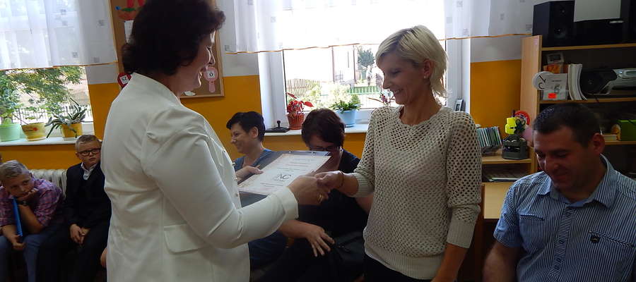Dyrektor szkoły Barbara Stańczak wręczyła certyfikaty uczestnictwa w akcji 