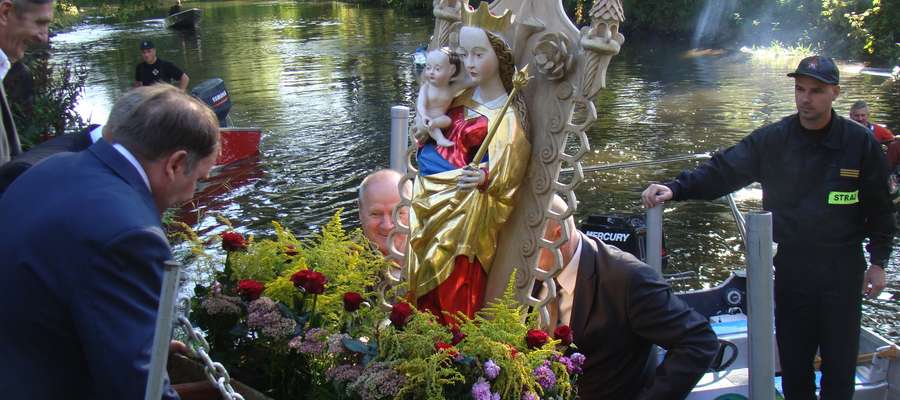 Figura Matki Boskiej Łąkowskiej znów popłynęła Drwęcą