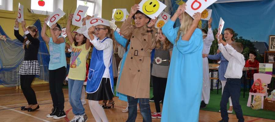 Uczniowie ostródzkiej "czwórki" z uśmiechami na ustach przywitali nowy rok szkolny