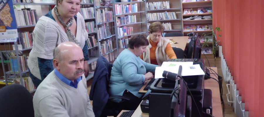 Aniela Janik (z tyłu): — Moi seniorzy, tak jak wielu z nas wcześniej, gdy złapią bakcyla Internetu, sami nauczą się tego, co jest im potrzebne

