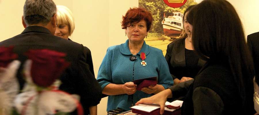 Podczas piątkowej sesji wręczono odznaki honorowe "Zasłużony dla powiatu elbląskiego"