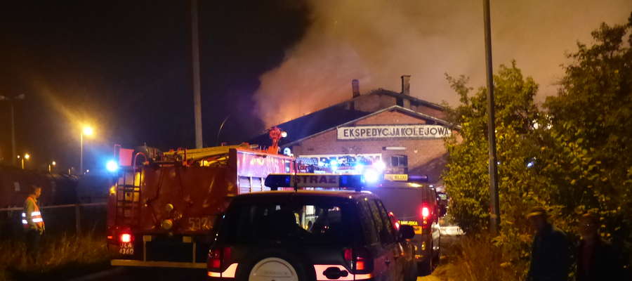 W gaszeniu pożaru budynku po dawnej spedycji kolejowej wzięło udział ponad 50 strażaków 
